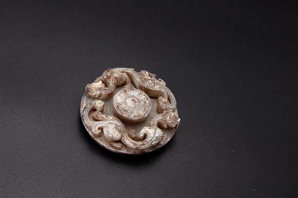 明或更早高浮雕玉剑饰四件套 a jade sword fitting ming dynasty or