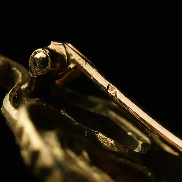 Horizontal Enchère French Art Nouveau Repoussé 18K Gold Chimera Brooch