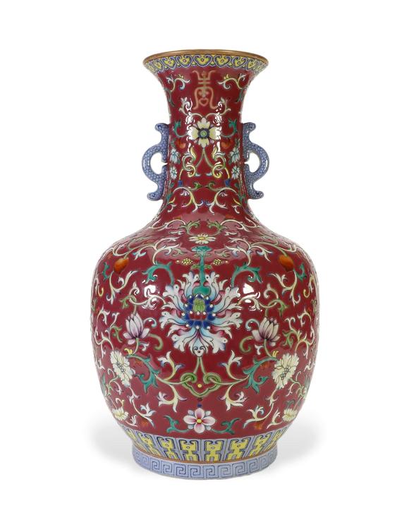 Horizontal Enchère Crimson Ground Famille Rose Dragon-Ear Treasure Flower Vase