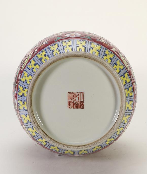 Horizontal Enchère Crimson Ground Famille Rose Dragon-Ear Treasure Flower Vase