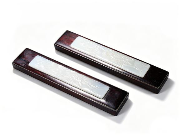 Horizontal Enchère QING DYNASTY PAIR OF ROSEWOOD PAPERWEIGHTS INLAID WITH HETIAN WHITE JADE CARVED CHRYSANTHEMUM AND BAMBOO PATTERNS