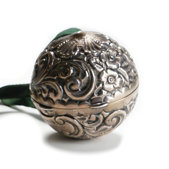 Horizontal Enchère Silver Relief Floral and Scroll-Patterned Spherical Box