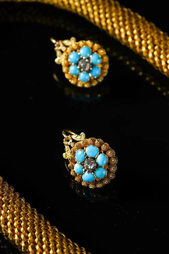 Horizontal Enchère Georgian French Bespoke Etruscan Revival Granulated Gold Parure (Necklace & Earrings)