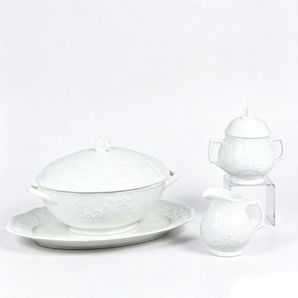 Horizontal Enchère Set of Three White-Glazed Porcelain Pieces