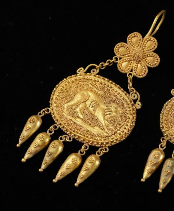 Horizontal Enchère A Pair of Roman Imperial Granulated Gold Lion-Embossed Tassel Earrings, Circa