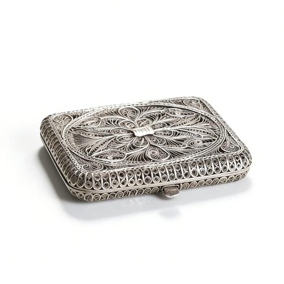 Horizontal Enchère Silver Filigree Floral-Patterned Cigarette Case