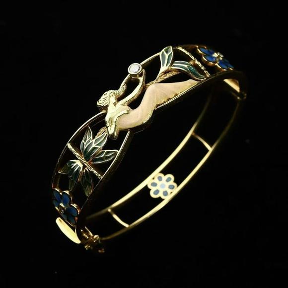 Horizontal Enchère Mascarón Art Nouveau 18K Gold Translucent Enamel Hinged Bangle Bracelet