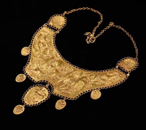 Horizontal Enchère Magnificent Achaemenid Persian Repoussé Gold Figural Collar Necklace