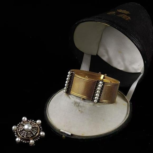 Horizontal Enchère Napoleon III Bespoke Gold Mesh Natural Pearl & Diamond Parure