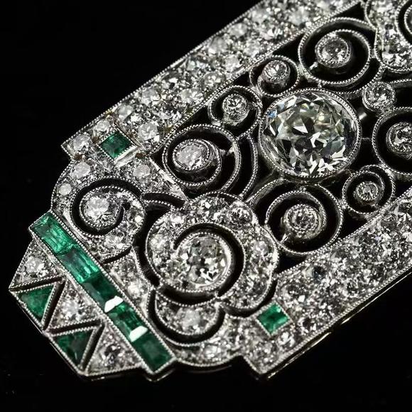 Horizontal Enchère Magnificent Art Deco Platinum Diamond & Emerald Openwork Plaque Brooch