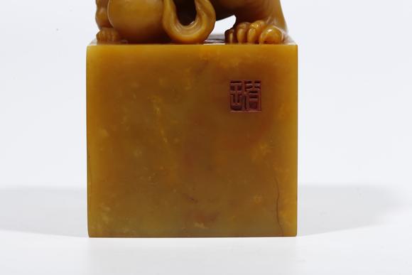 弘楊株式會社壽山田黃石雕太獅少獅鈕印章