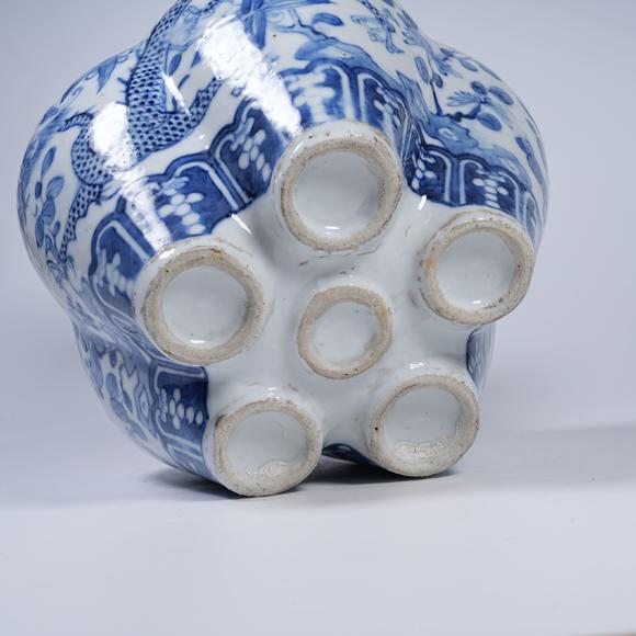弘楊株式會(huì)社青花穿花龍紋五孔蒜頭瓶