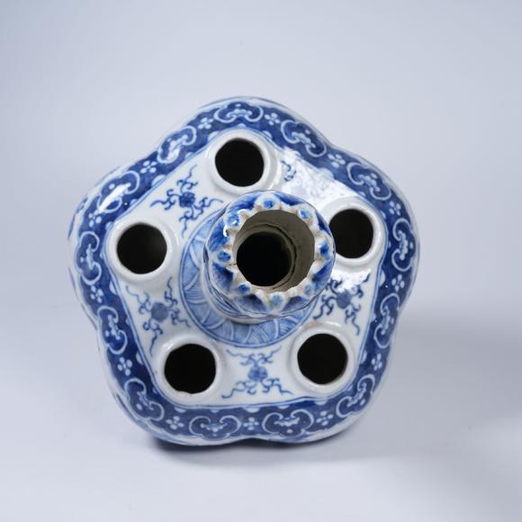 弘楊株式會(huì)社青花穿花龍紋五孔蒜頭瓶