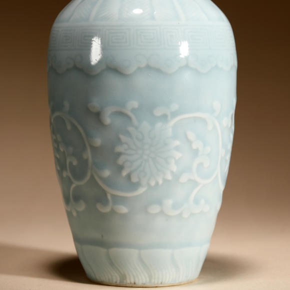 三杉美術(shù)清雍正 天藍(lán)釉模印花卉紋瓶