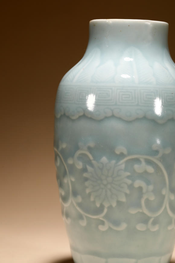 三杉美術(shù)清雍正 天藍(lán)釉模印花卉紋瓶