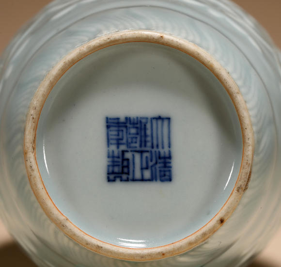 三杉美術(shù)清雍正 天藍(lán)釉模印花卉紋瓶