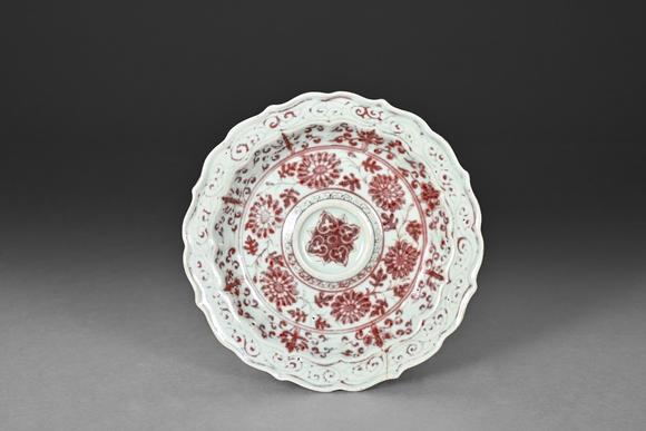 三杉美術(shù)明 釉裡紅唐草紋菱花折沿洗（有裂紋）