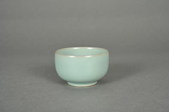 三杉美術(shù)粉青釉開(kāi)片臥足茶盞