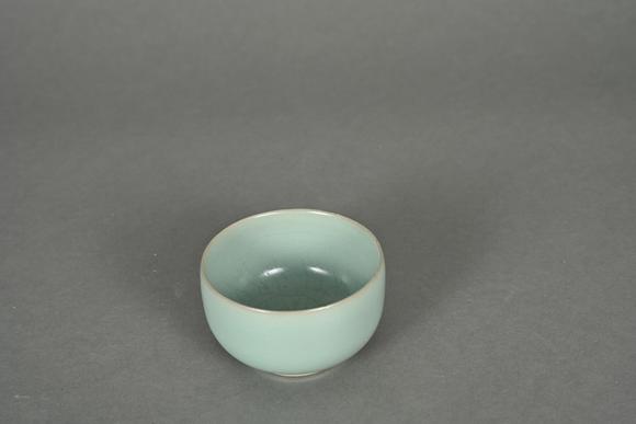 三杉美術(shù)粉青釉開(kāi)片臥足茶盞