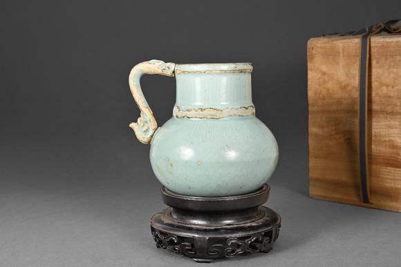 三杉美術(shù)明 白瓷暗刻花把手壺（有裂紋）