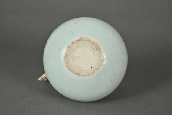 三杉美術(shù)明 白瓷暗刻花把手壺（有裂紋）