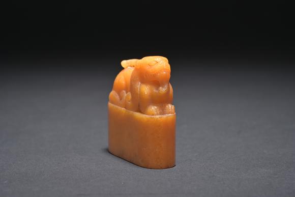 三杉美術(shù)田黃瑞獸鈕岱生款閒章