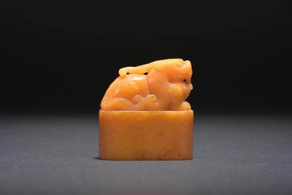 三杉美術(shù)田黃瑞獸鈕岱生款閒章