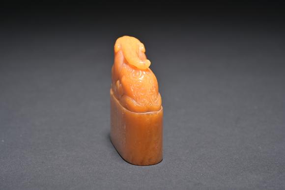 三杉美術(shù)田黃瑞獸鈕岱生款閒章