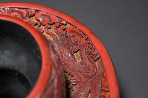 三杉美術(shù)清中期刻龍紋盛臺