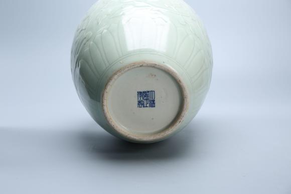東京SAKURA拍賣(mài)（東京櫻花拍賣(mài)）雍正年 青釉浮雕牡丹纏枝連紋瓶