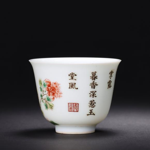 東京共成拍賣清康熙花卉詩(shī)文杯