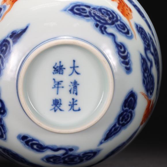 東京共成拍賣清光緒青花礬紅雲(yún)蝠紋碗一對(duì)