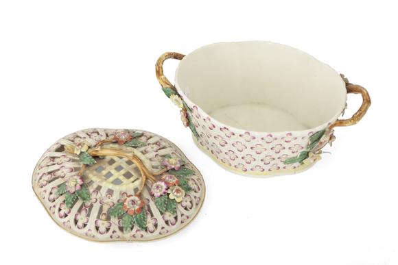 Duke's Auctions Lot 10 A WORCESTER PORCELAIN CHESTNUT BASKET AND COVER