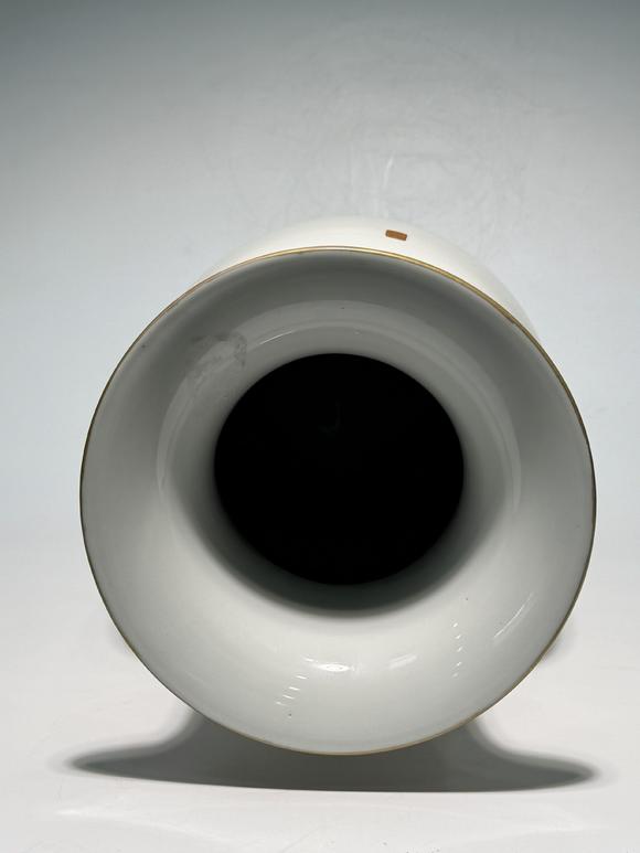 TrésOrs de ParisGrand vase cylindrique famille rose à paysage palatial, 19–20 siècle