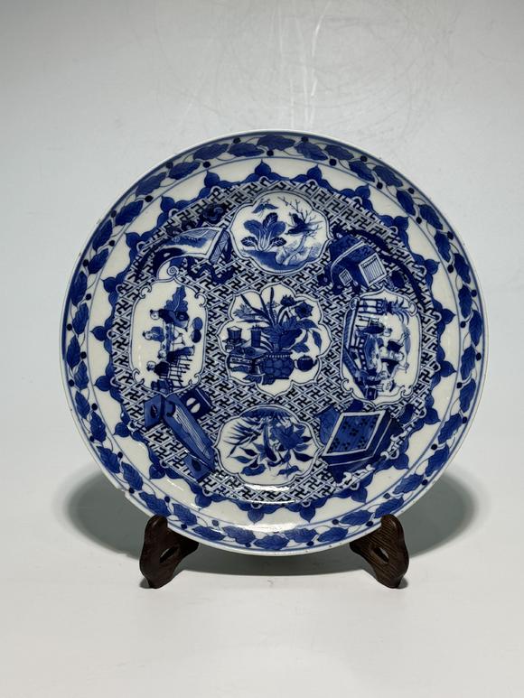 TrésOrs de ParisGrand plat bleu et blanc à médaillons de jeux et paysages, 18–19 siècle