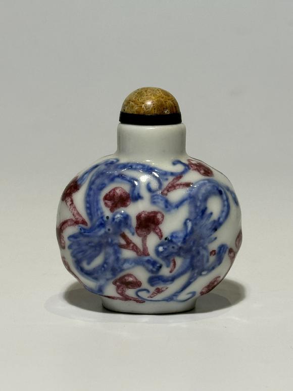 TrésOrs de ParisTabatière ronde bleu et rouge à deux chimères, 18–19 siècle