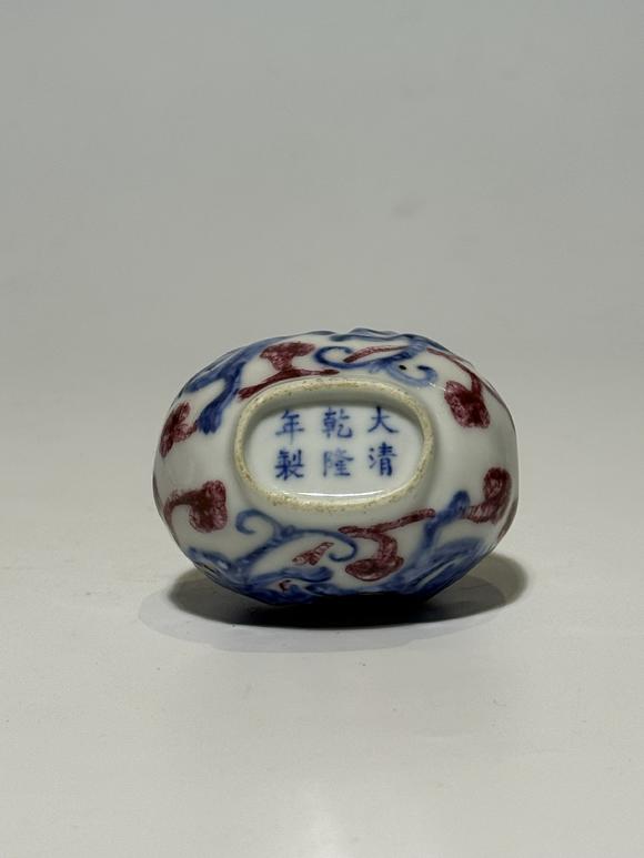 TrésOrs de ParisTabatière ronde bleu et rouge à deux chimères, 18–19 siècle