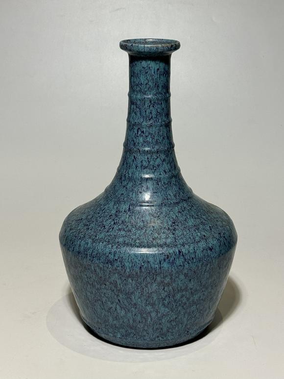 TrésOrs de ParisVase à long col à anneaux gla?age flammé, 18 siècle