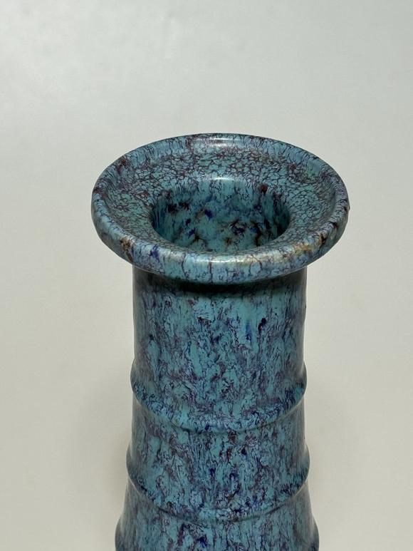 TrésOrs de ParisVase à long col à anneaux gla?age flammé, 18 siècle