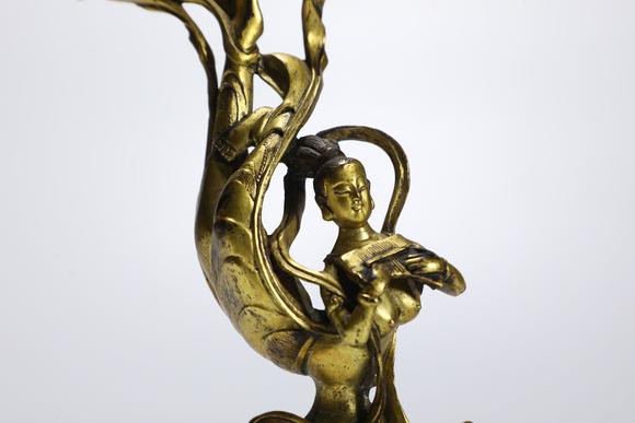 TrésOrs de ParisOrnement chinois ancien d’Apsara volante en bronze doré, 17–19 s.