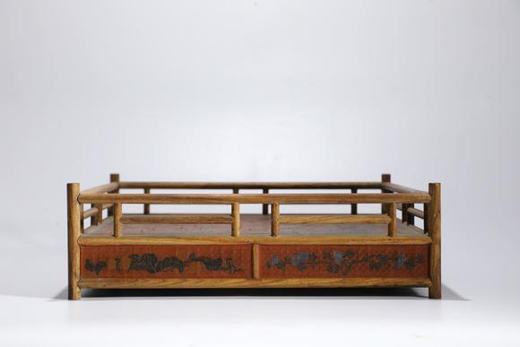 TrésOrs de ParisPlateau d’étude chinois ancien en bois et laque à fleurs, 17–19 s.