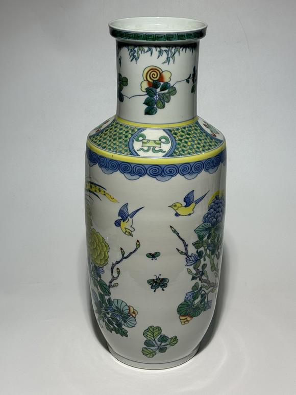 TrésOrs de ParisVase cylindrique doucai à faisan et fleurs saisonnières, 18–19 siècle