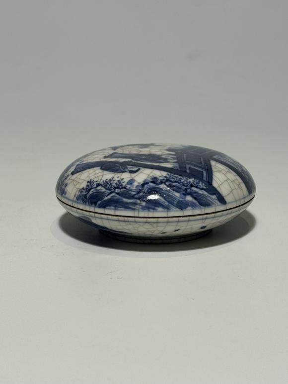 TrésOrs de ParisBo?te à poudre bleu craquelé à scène, 19–20 siècle