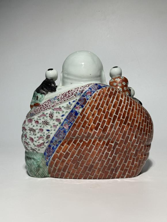 TrésOrs de ParisStatuette de Budai avec cinq enfants famille rose, 19–20 siècle
