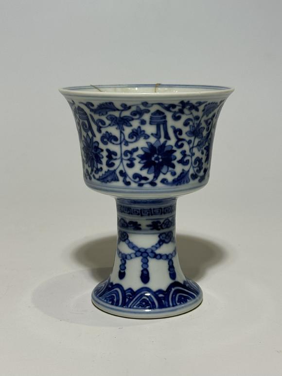 TrésOrs de ParisCoupe haute bleu à fleurs et symboles bouddhiques, 18 siècle