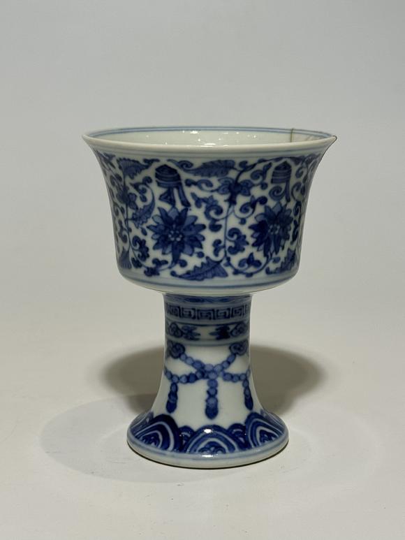 TrésOrs de ParisCoupe haute bleu à fleurs et symboles bouddhiques, 18 siècle