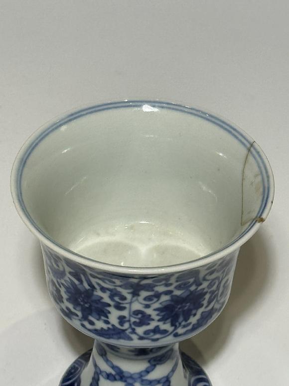 TrésOrs de ParisCoupe haute bleu à fleurs et symboles bouddhiques, 18 siècle