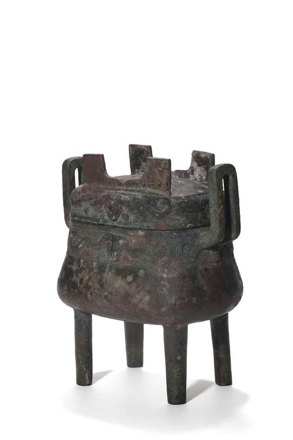 TrésOrs de ParisDing carré en bronze à couvercle, décor de masques taotie, 16–11 siècles av. J.-C.