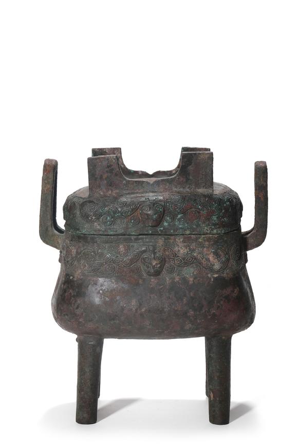 TrésOrs de ParisDing carré en bronze à couvercle, décor de masques taotie, 16–11 siècles av. J.-C.