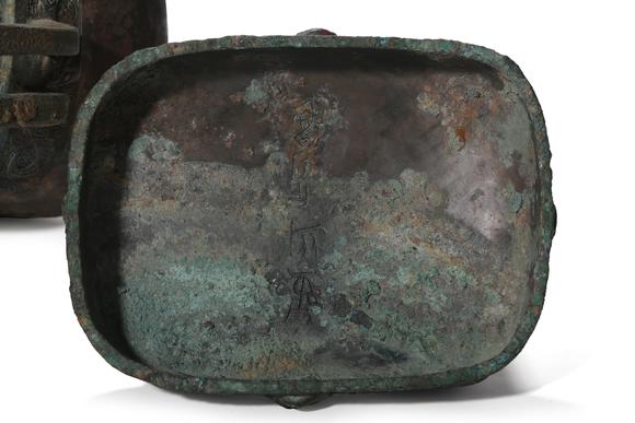 TrésOrs de ParisDing carré en bronze à couvercle, décor de masques taotie, 16–11 siècles av. J.-C.
